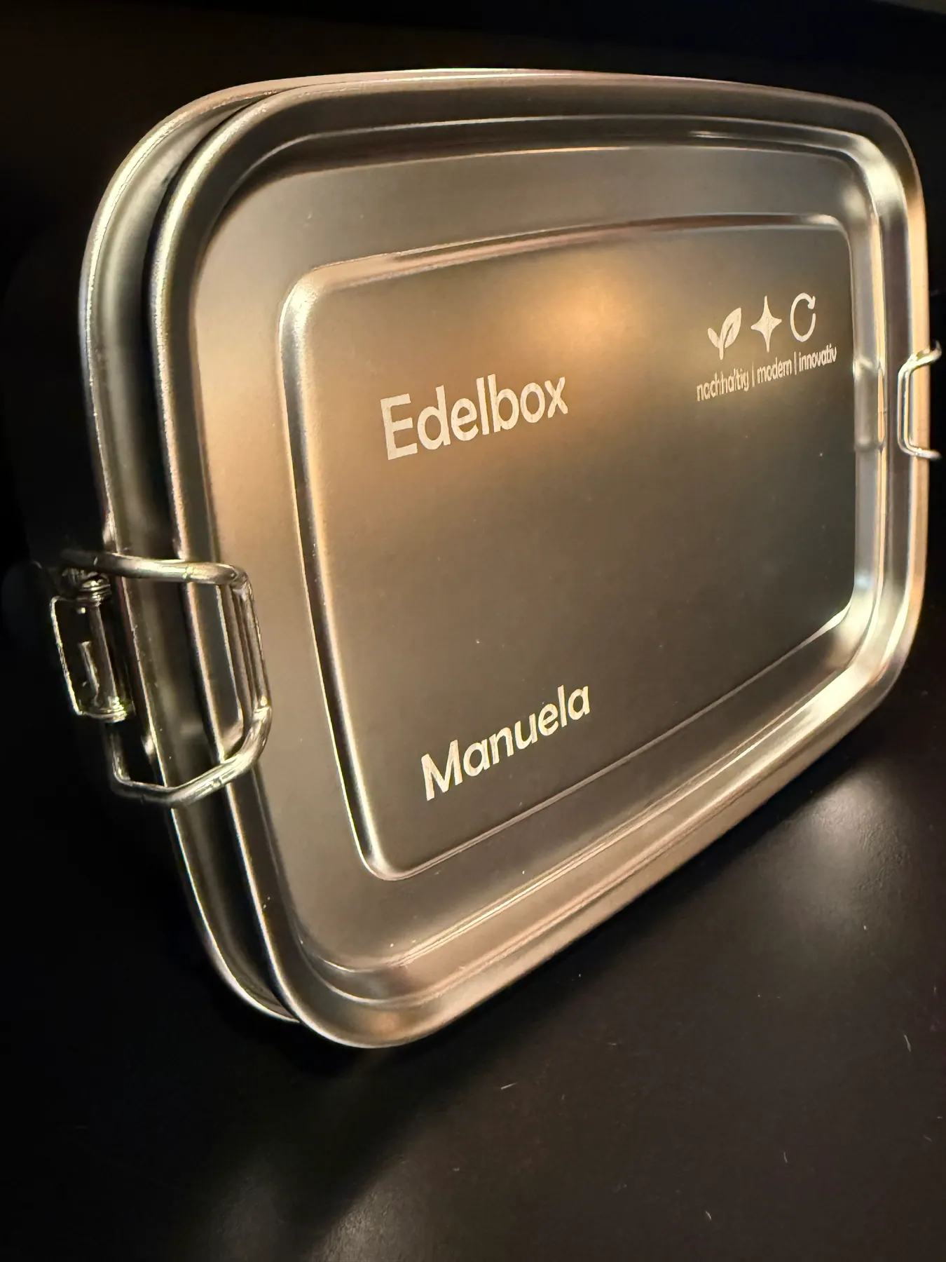 Edelbox mit Namensgravur Manuela in Frontalansicht