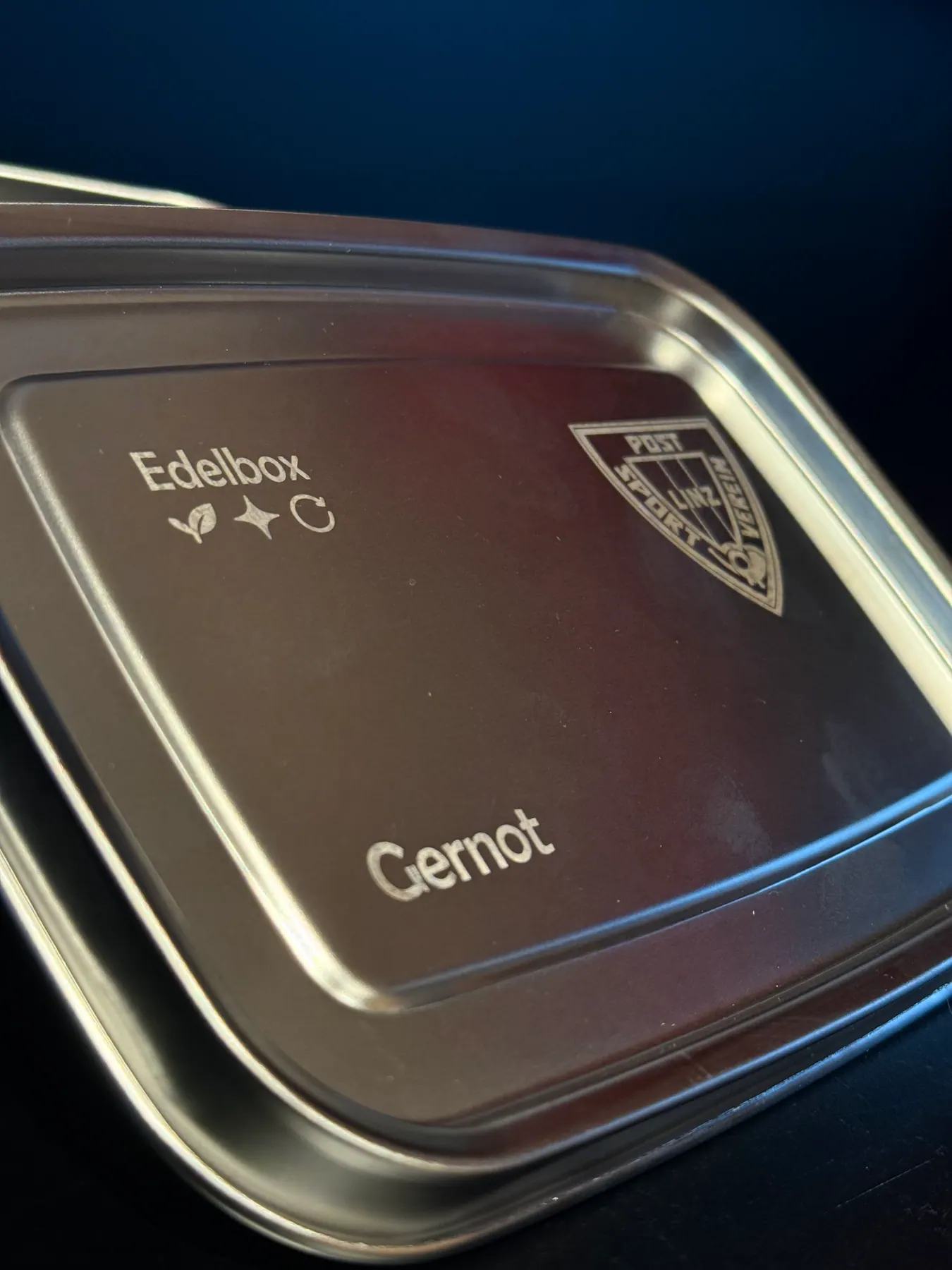 Edelbox mit Post-SV-Logo und Name Gemot